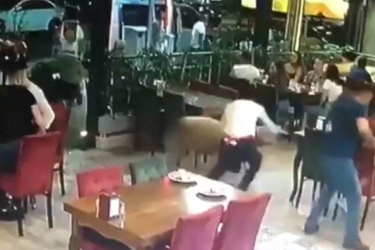  Kurban NAPRAVIO DAR MAR: Ovna hteli da žrtvuju, on uleteo u restoran VIDEO 
