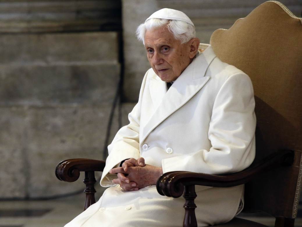  Bivši papa Benedikt-bolestan 