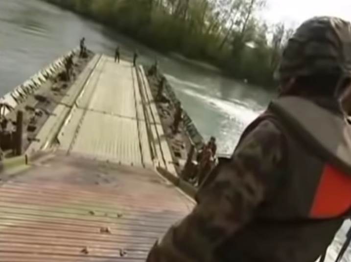   rusija vojska pontonski most srušio nesreća pao 