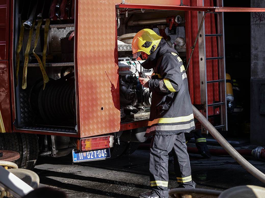  Evakuacija Vatrogasci Dim Požar Leskovac 