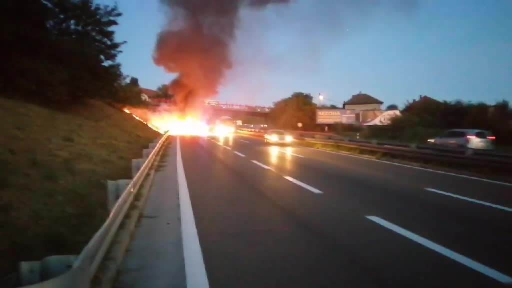  Automobil se zapalio autoput Beograd 