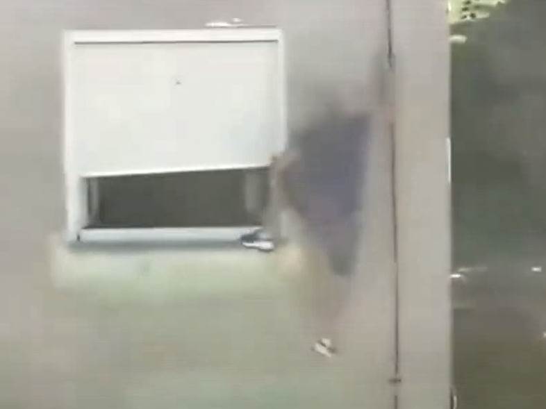  Zrenjanin čovek se penje uz zgradu spasava dete junak video 