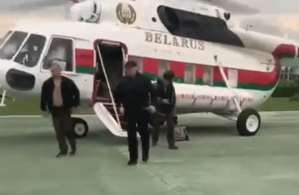  Belorusija Aleksandar Lukašenko nosi automatsku pušku video 