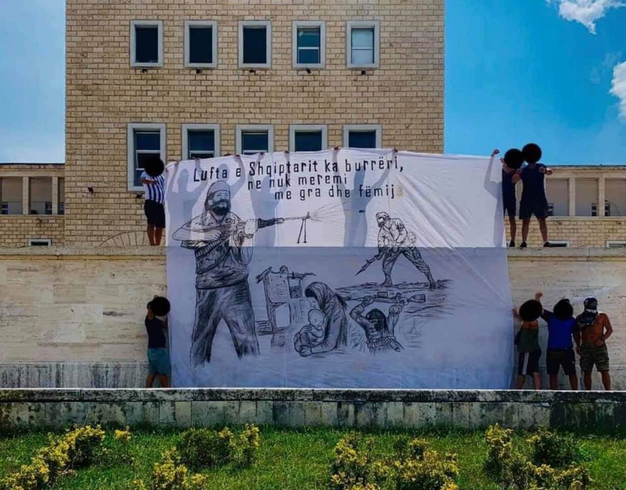  Transparent navijači Tirana vojnik puca na ženu i decu pred Tirana - Zvezda (FOTO) 