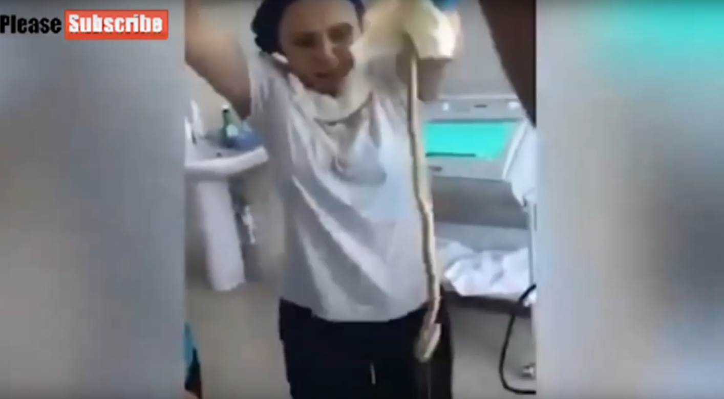  Dagestan zmija u grlu lekari izvadili zmiju ženi iz usta video 