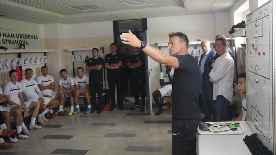  Aleksandar Stanojević motivacioni govor igračima Partizana na prvom treningu upoznavanje 