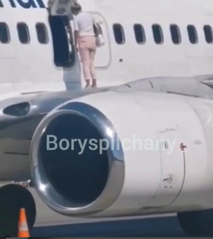  Ukrajina Kijev avion putnica šeta po krilu aviona video 