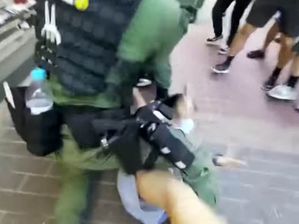  hongkong policija brutalno devojčica prekomerna sila video 