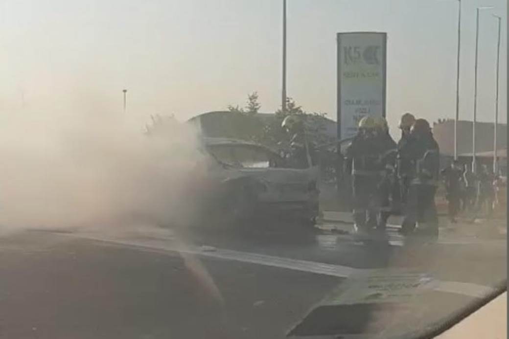  Beograd aerodrom Nikola Tesla saobraćajna nesreća gori automobil 