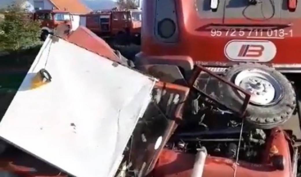  Knić Saobračajna nesreća - voz udario traktor VIDEO 