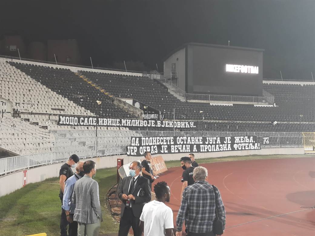  Navijači FK Partizan poruka na jugu ostavke FSS pred meč Partizan - Rad 