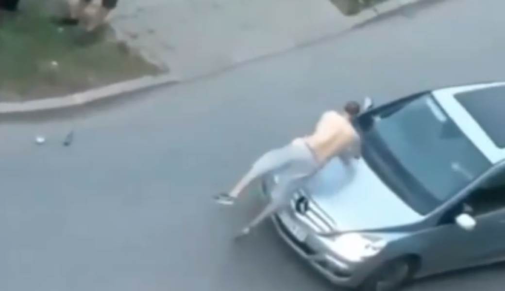  Novi Sad snimak mladić skače na automobil 