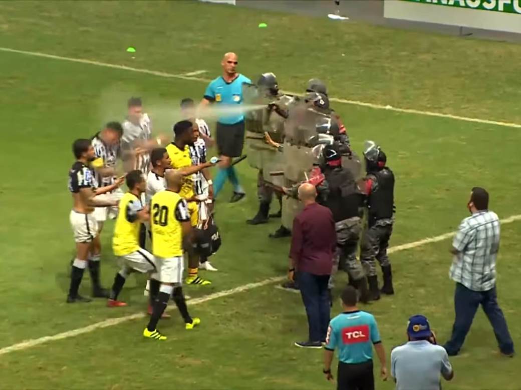  Brazil tuča fudbaleri policija suzavac penderci štitovi VIDEO 