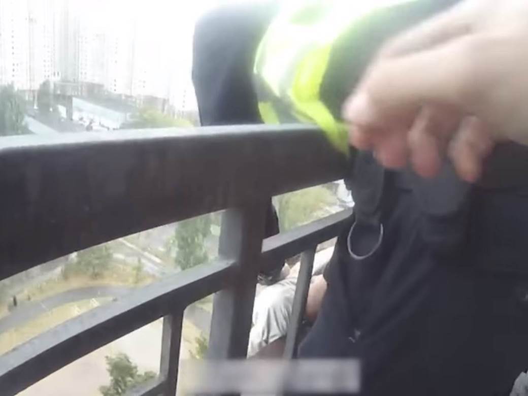  VIDEO Ukrajina policajci hvataju ženu skače s 15. sprata Ukrajina heroji 