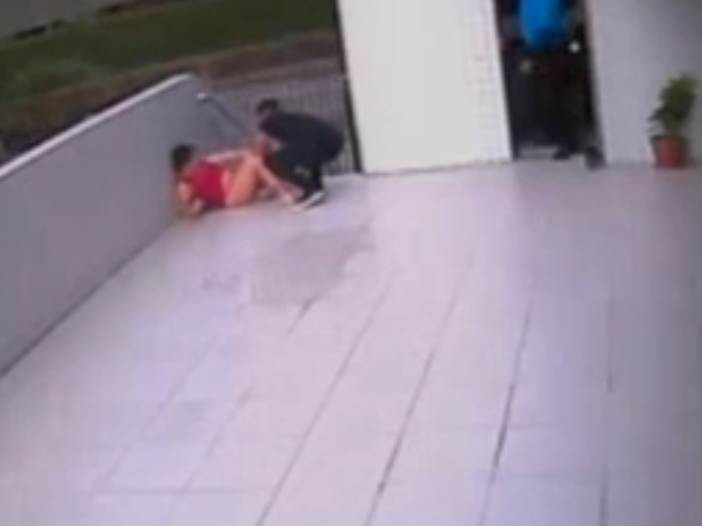  Fudbaler porađa ženu ispred zgrade u Brazilu Video 