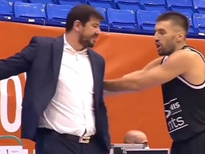  KK Partizan Vlado Šćepanović Nemanja Gordić rasprava klupa košarka video 