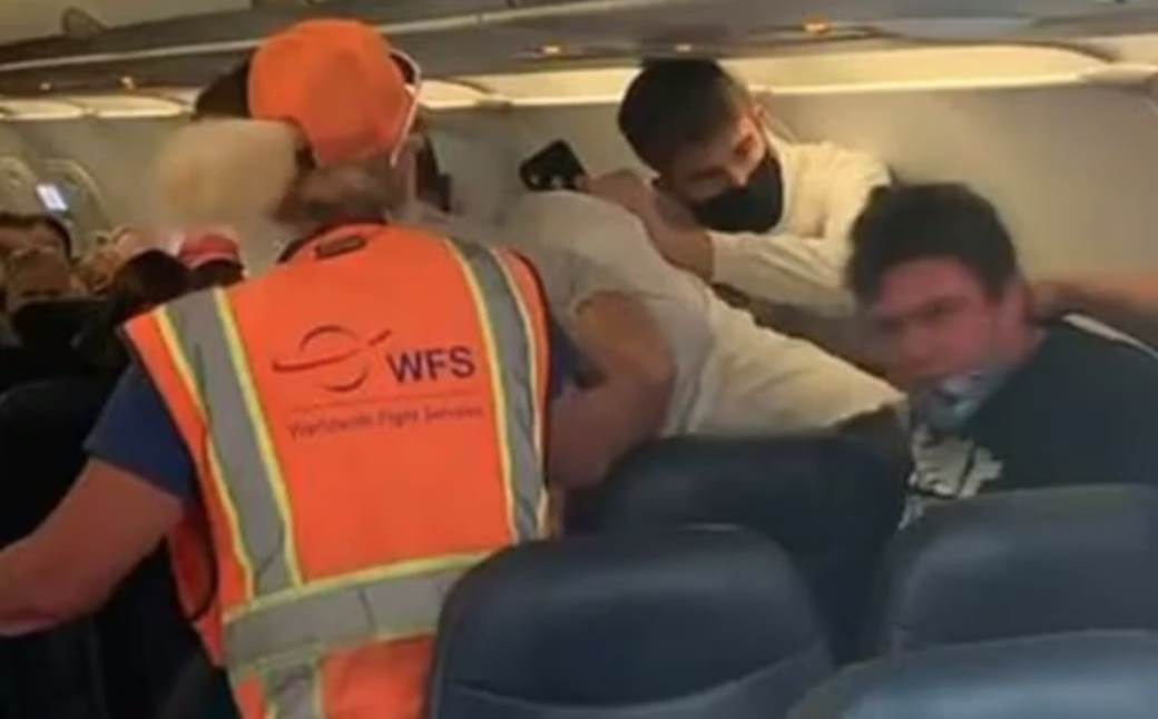  SAD avion tuča putnik nije hteo da stavi masku video 