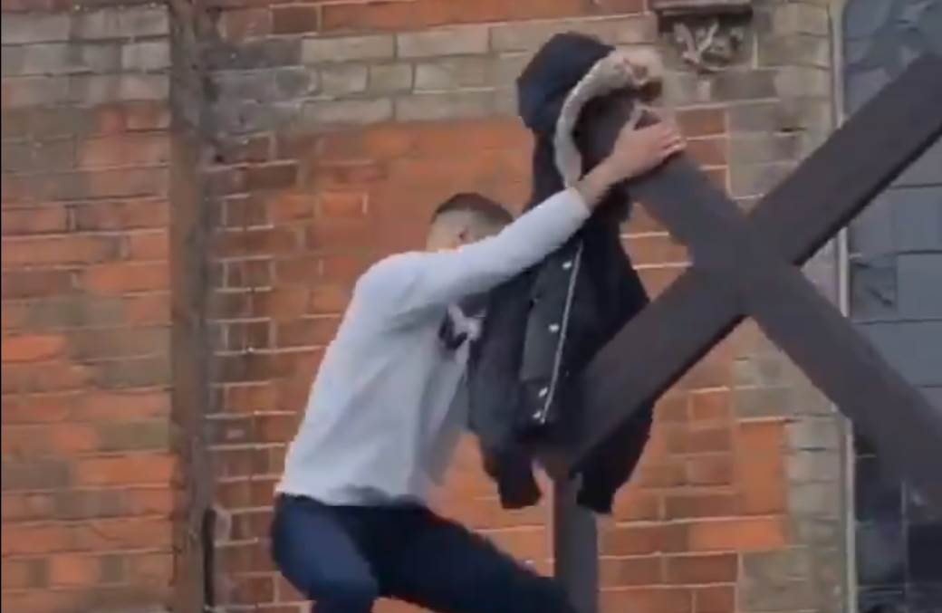  crkva polomljen krst krov engleska london velika britanija video 