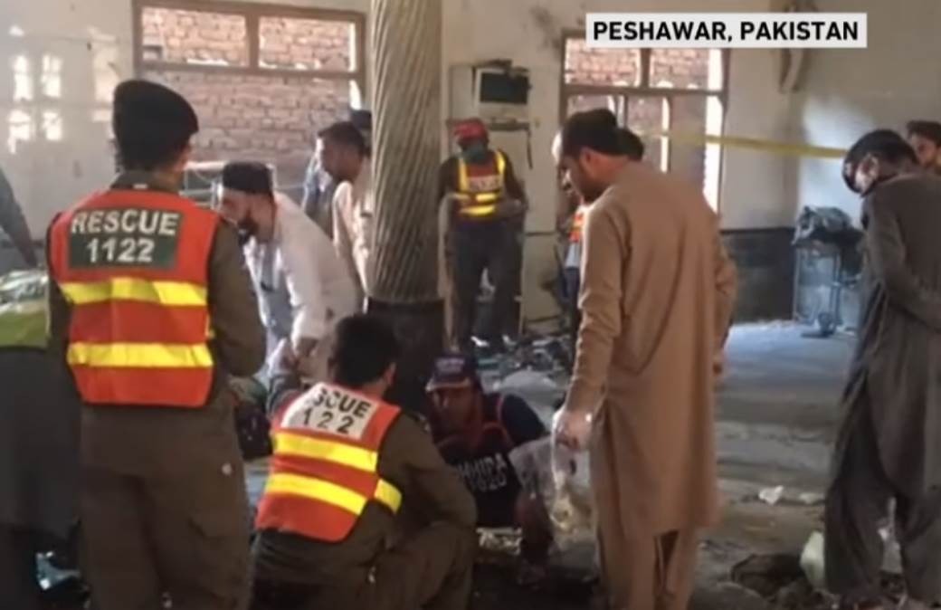  pakistan teroristicki napad na skolu eksplozija bomba masakr ucenici djaci pesavar 