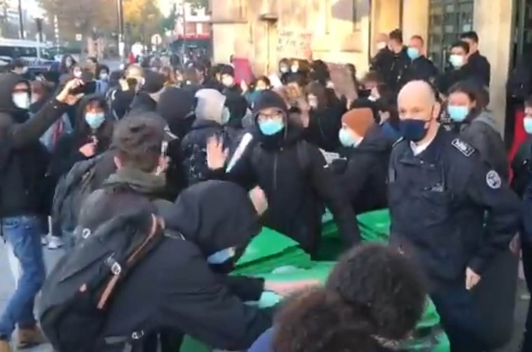  pariz protesti djaka blokirali skolu korona virus mere 