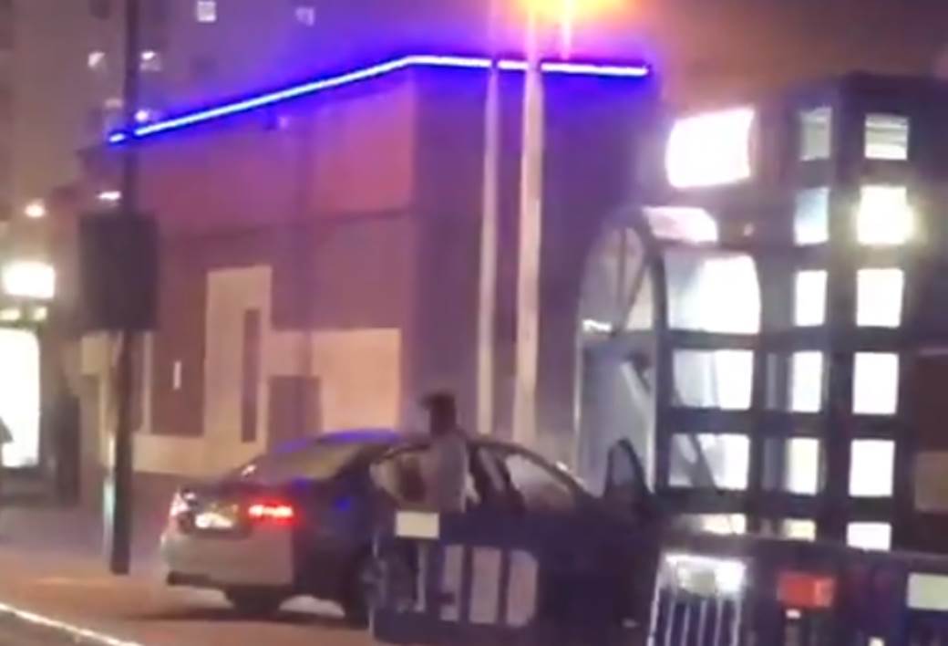  london napad policijska stanica zakucao automobilom 