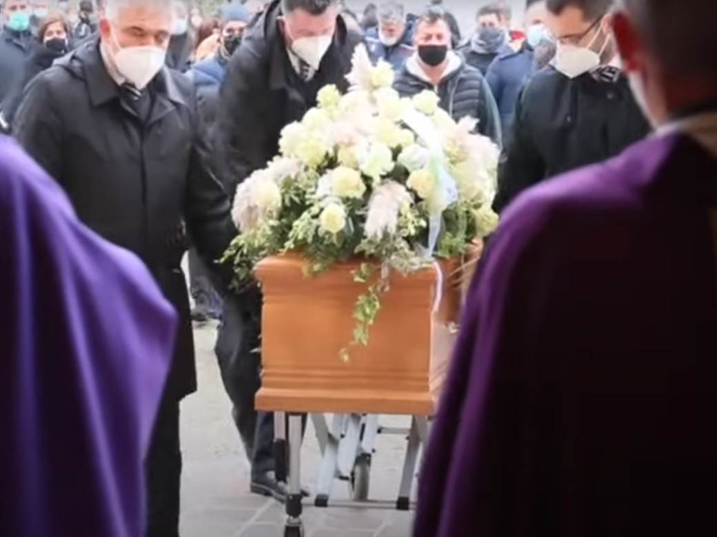  sahrana u italiji devojka preminula od koronavirusa prenos uzivo  