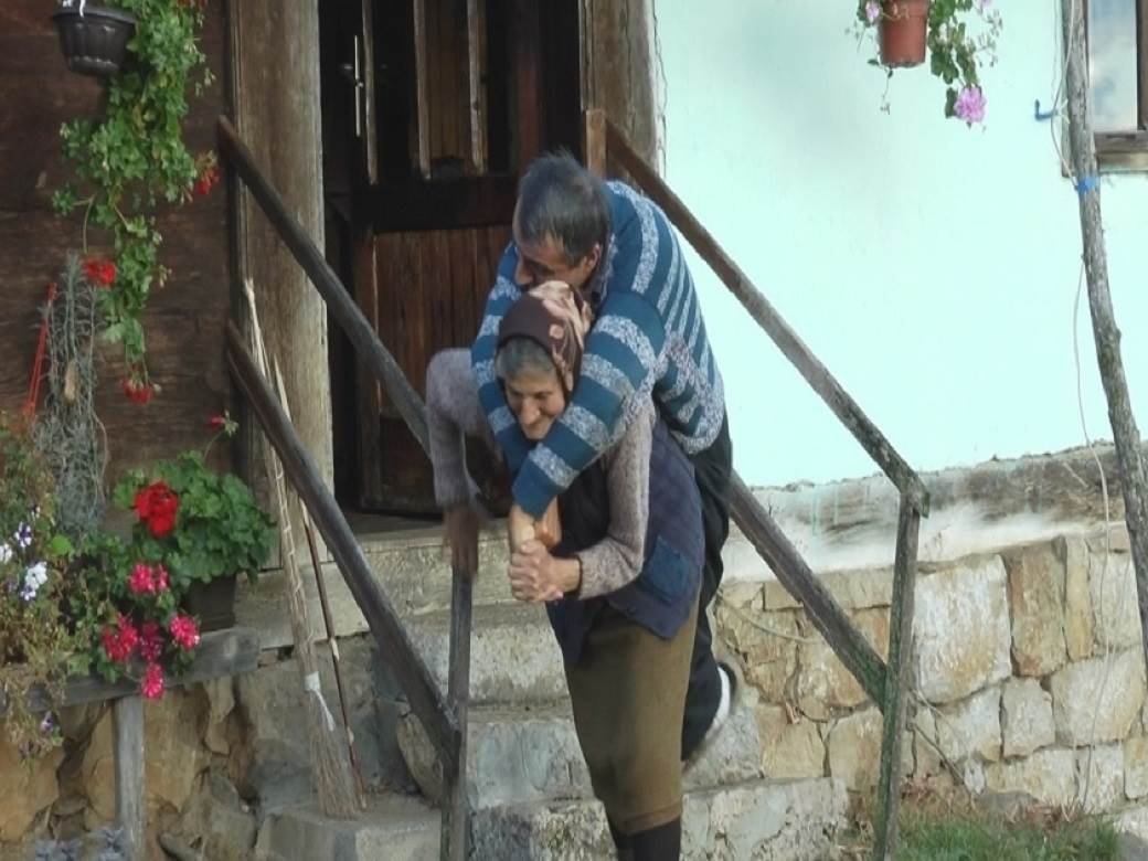  kosjeric majka nosi nepokretnog sina na ledjima prica o olgi i predragu 
