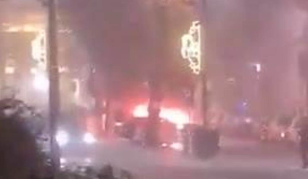  zapaljen automobil pariska ulica video 