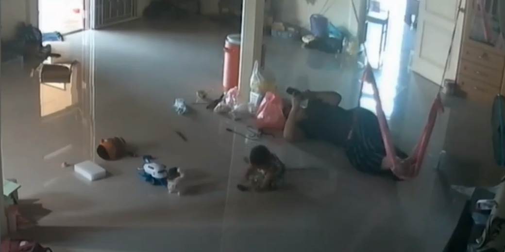  tajland majka spasila sina stonoga otrov ujed video 