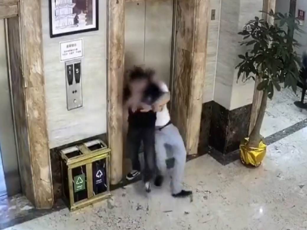  pijani kinezi propadaju kroz lift video 