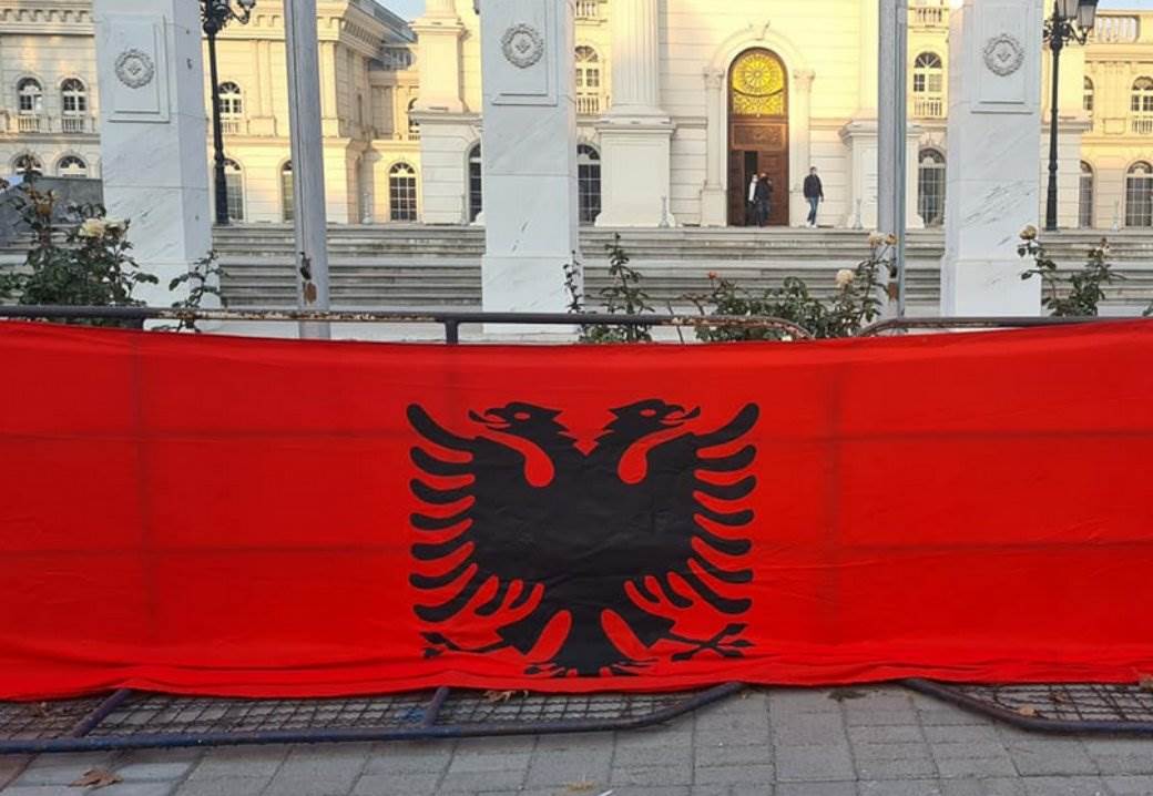  albanska zastava severna makedonija zgrada vlade 
