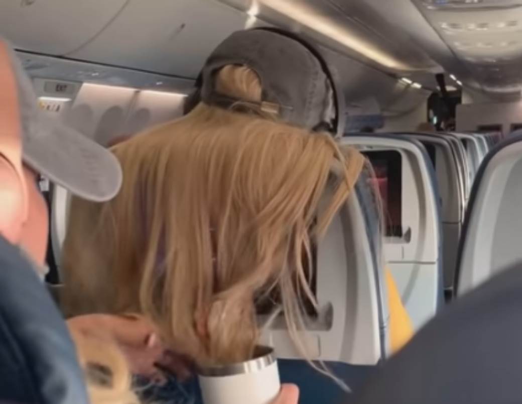  avion kosa zvaka lizalica kafa iznervirana putnica video 