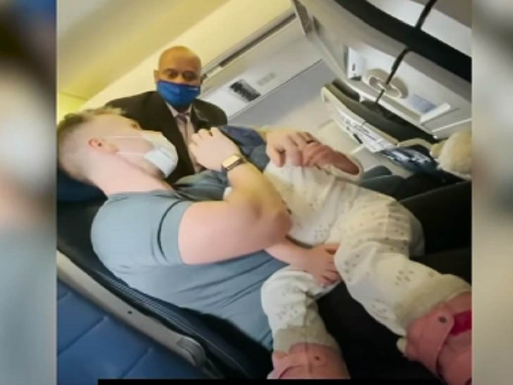  izbaceni iz aviona devojcica nije htela da stavi masku video 