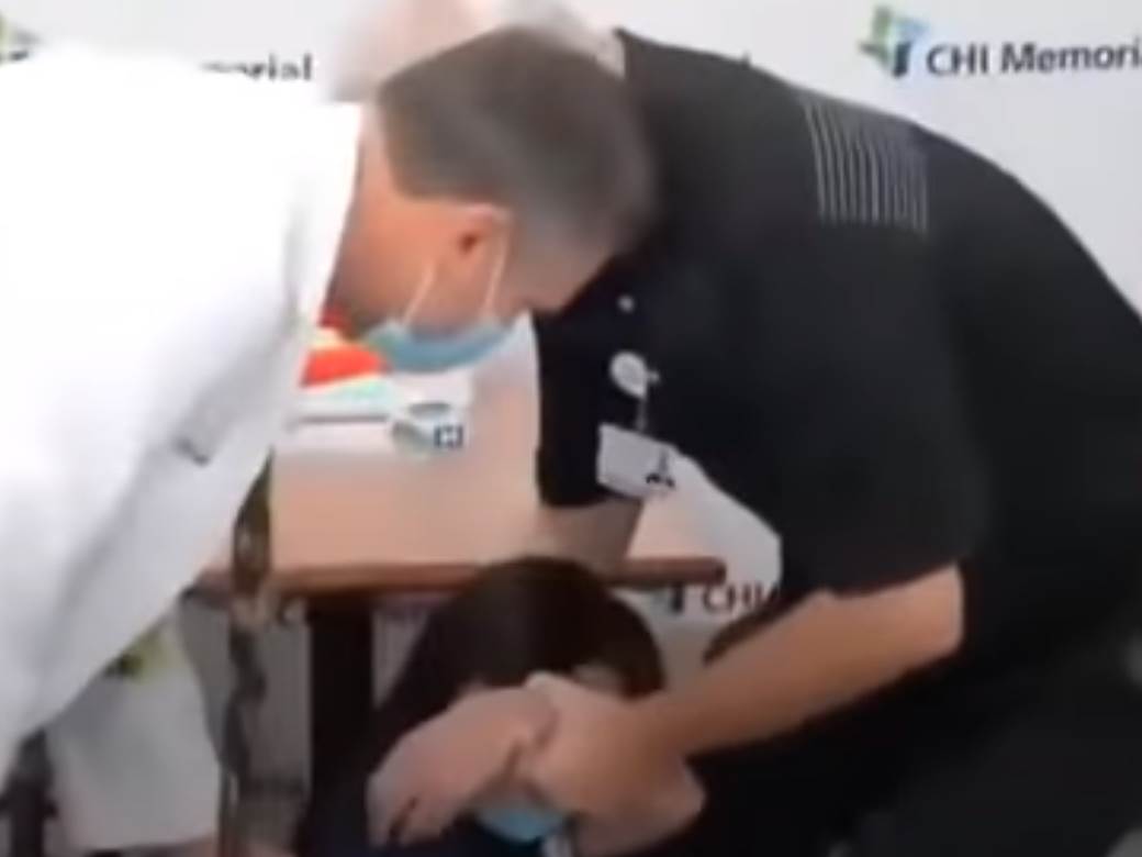  vakcina protiv korone zena se onesvestila posle vakcine video medicinska sestra pala u nesvest 