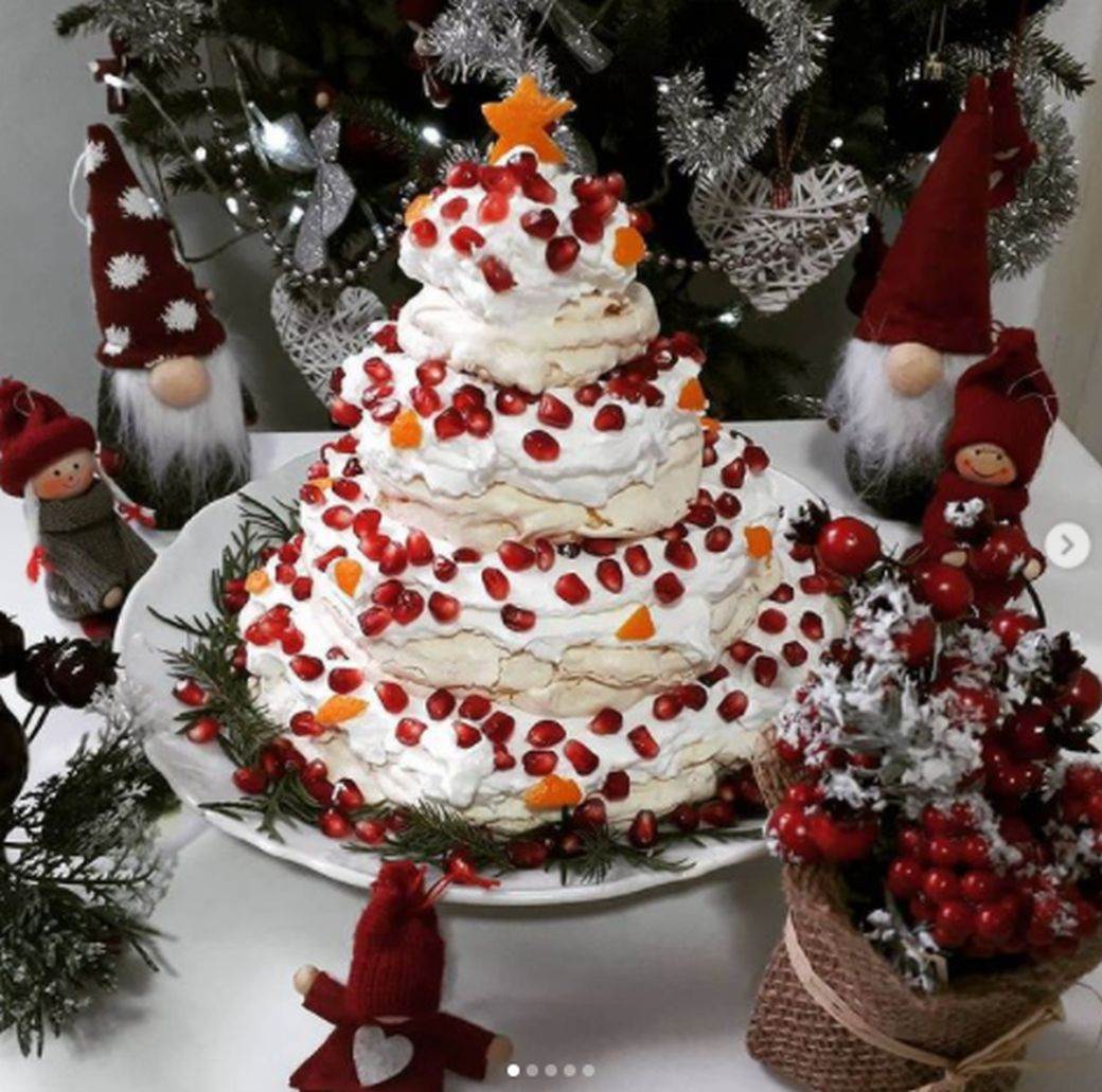  pavlova na sprat recepti u obliku jelke novogodisnje praznicne torte postupak pripreme foto 