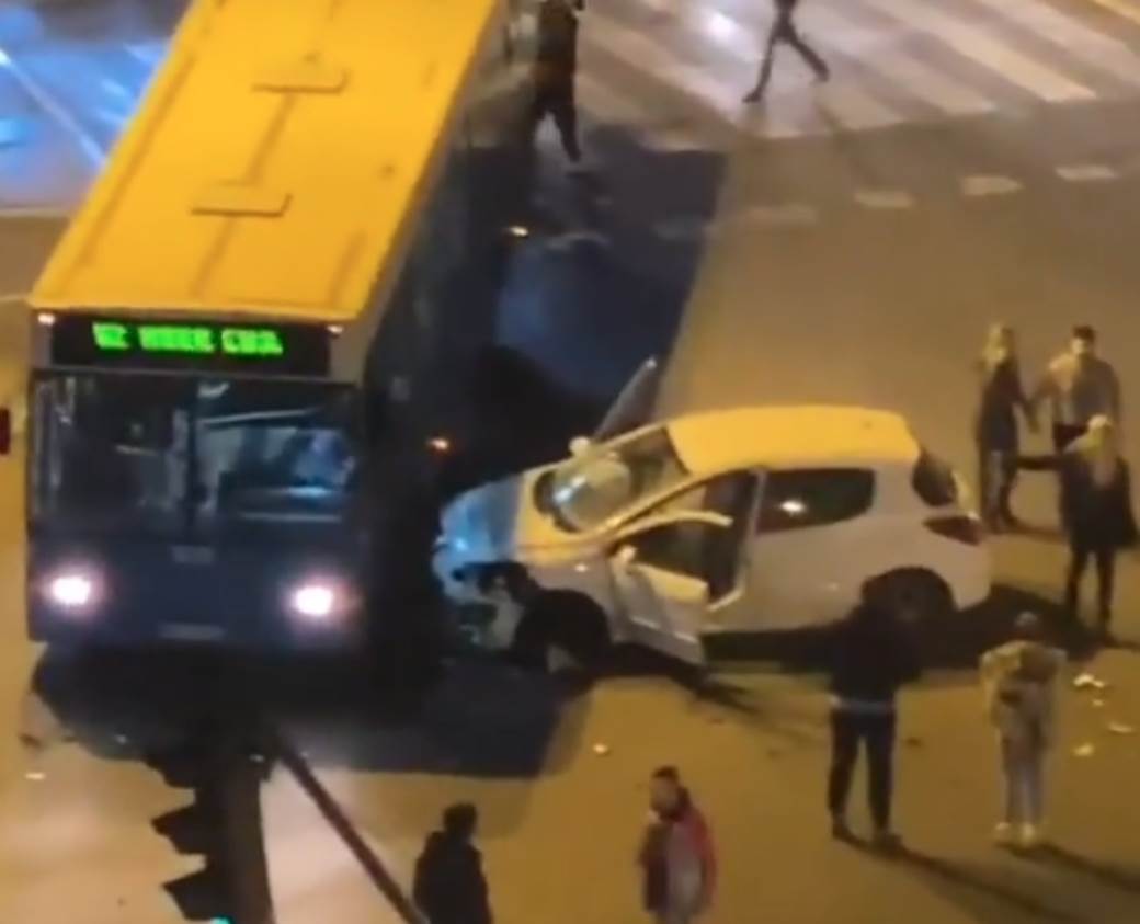  novi sad saobracajna nesreca autobus automobili video 
