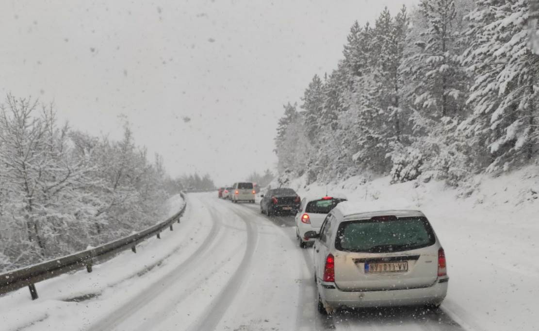  fruska gora zima sneg srbija proklizavanje sleteli s puta automobili vozaci oprez 