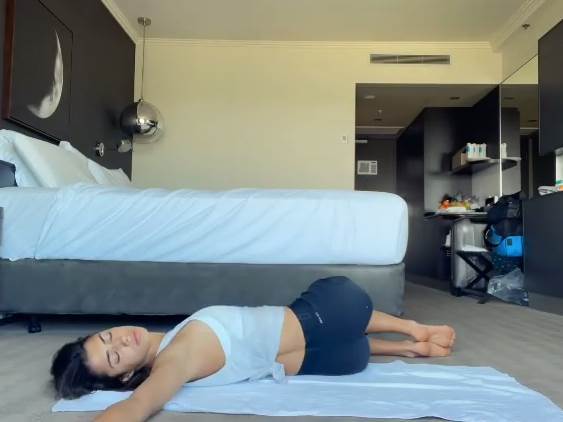  olga danilovic radi jogu u hotelu video vezbe pozdrav suncu australijan open 
