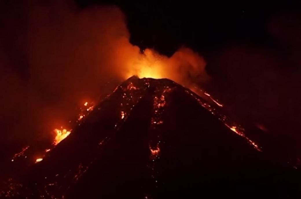  vulkan etna italija  proradio lava snimak 