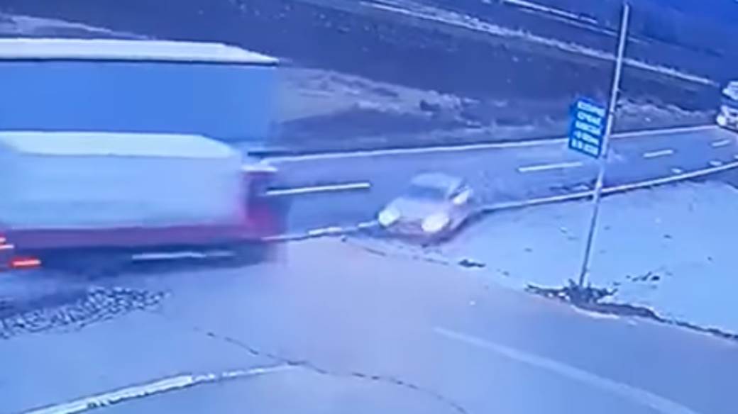  saobracajna nesreca video snimak automobil preticanje kamion sudar  