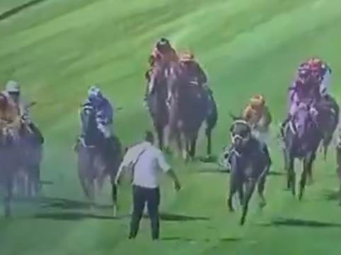  video snimak istrcao pred konje u trku hipodrom snimak twitter 