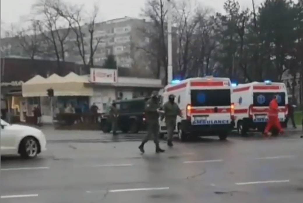  saobracajna nesreca novi beograd pariske komune smrskan automobil povredjeni reanimacija video 