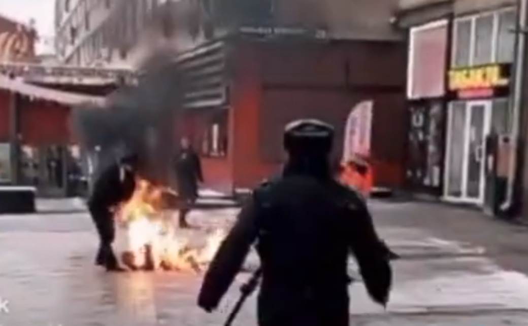  moskva zapalio se muskarac na ulici restoran brze hrane protest video snimak 
