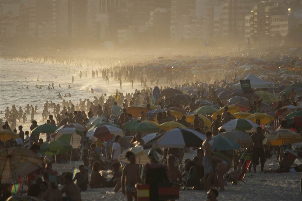 brazil rio de zaneiro plaze korona virus mere zatvaranje bolsonaro 