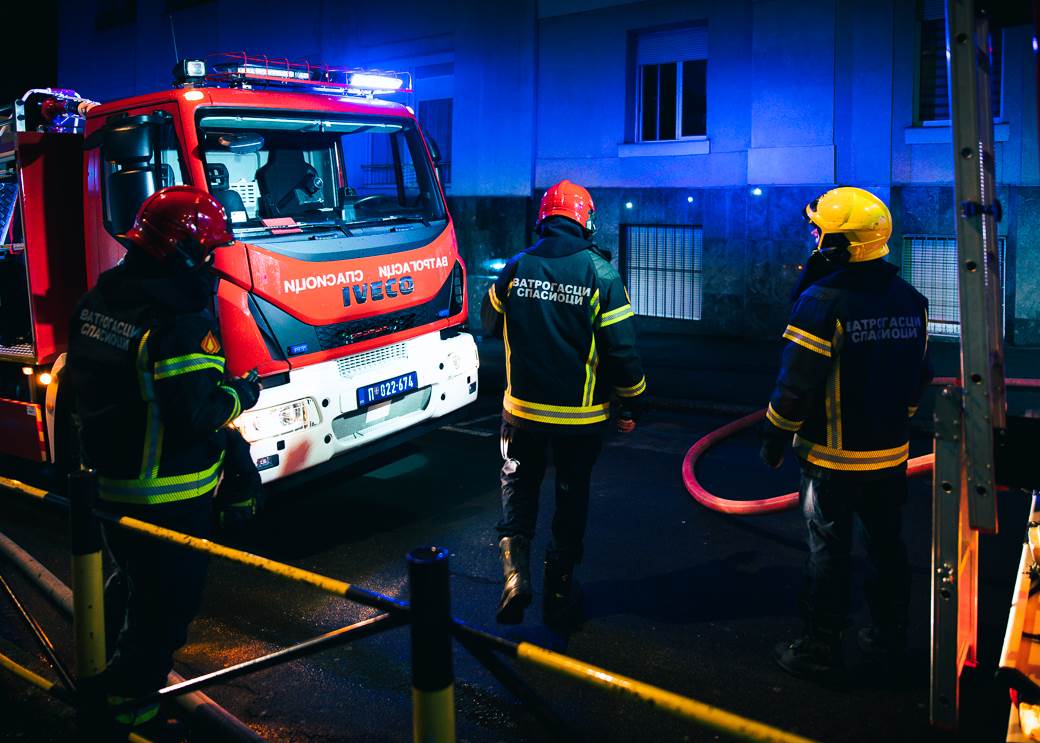  Žena u Hitnoj pomoći posle požara u Beogradu 
