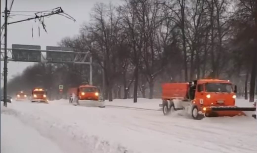  rusija moskva zima vreme ciscenje kolaps sneg 