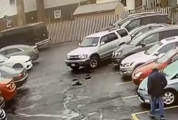  vozac udario automobile na parkingu 