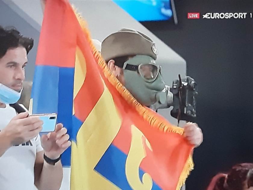  novak djokovic navijac gas maska polufinale australijan open 