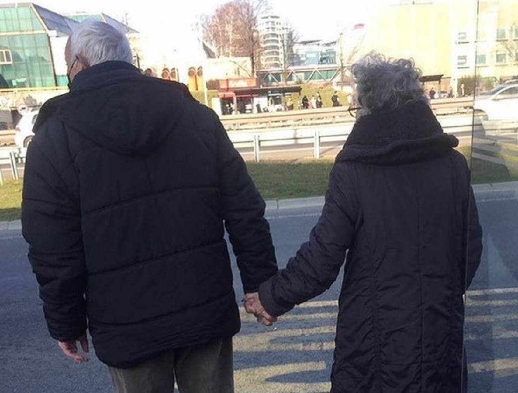  stariji bracni par se drzi za ruke sava centar autobuska stanica foto 