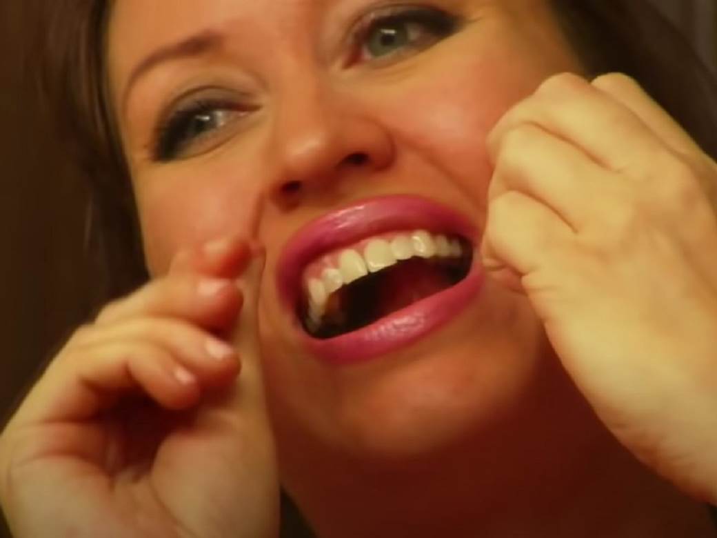  ekstrena stednja zena cisti zube dlakom zamrzava zvake 